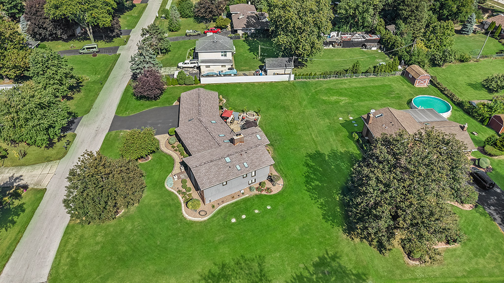 20W270 Pleasantdale Drive, Lemont, IL 60439