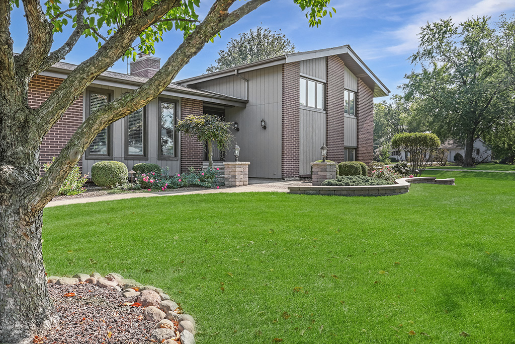 20W270 Pleasantdale Drive, Lemont, IL 60439