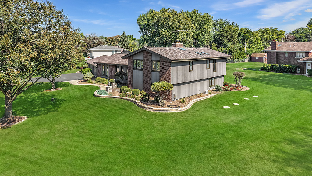 20W270 Pleasantdale Drive, Lemont, IL 60439