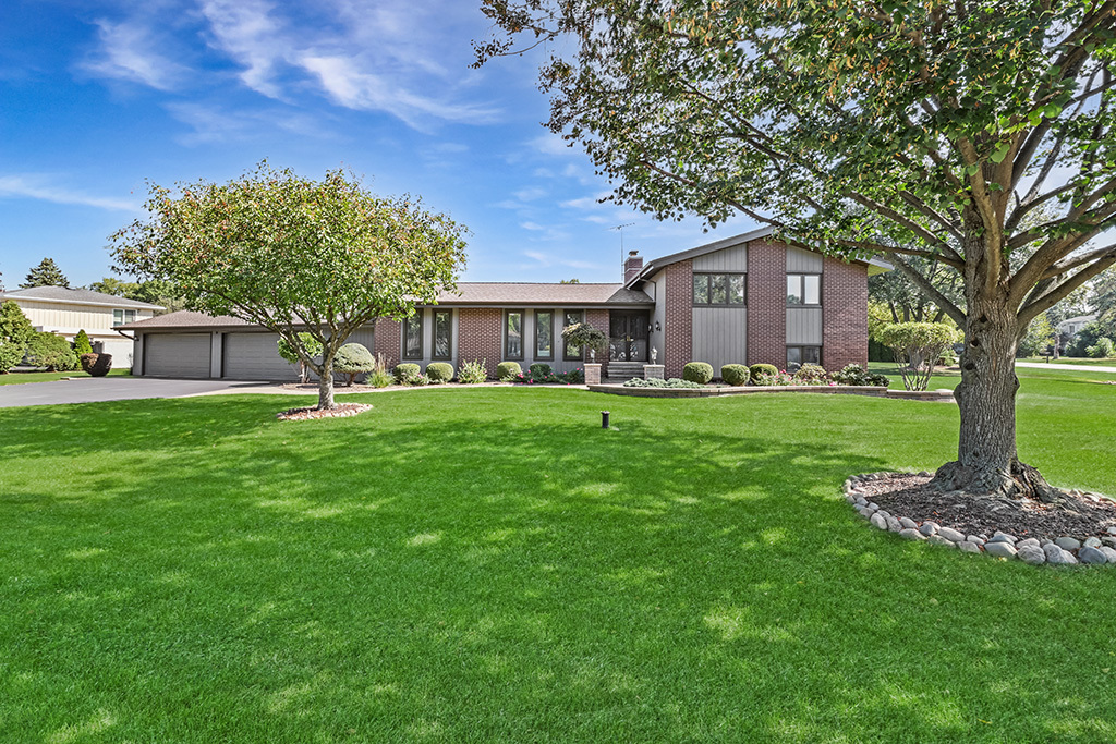 20W270 Pleasantdale Drive, Lemont, IL 60439
