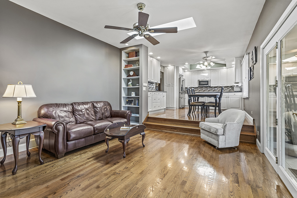 20W270 Pleasantdale Drive, Lemont, IL 60439