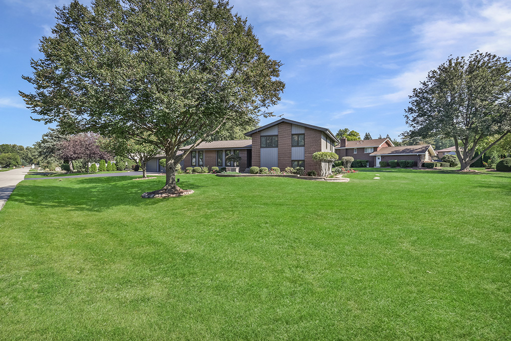 20W270 Pleasantdale Drive, Lemont, IL 60439