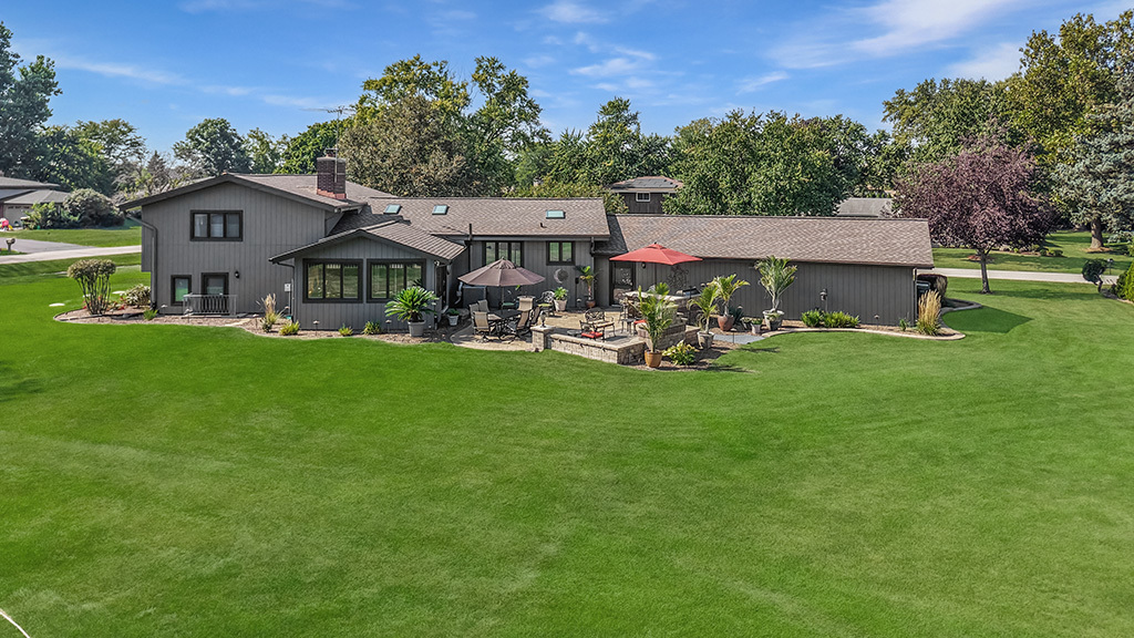 20W270 Pleasantdale Drive, Lemont, IL 60439