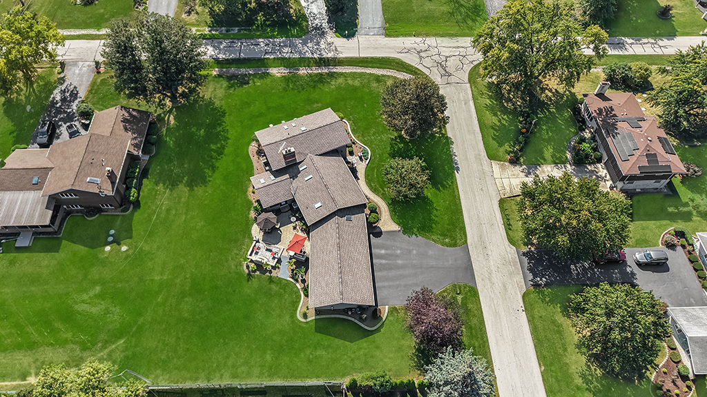 20W270 Pleasantdale Drive, Lemont, IL 60439