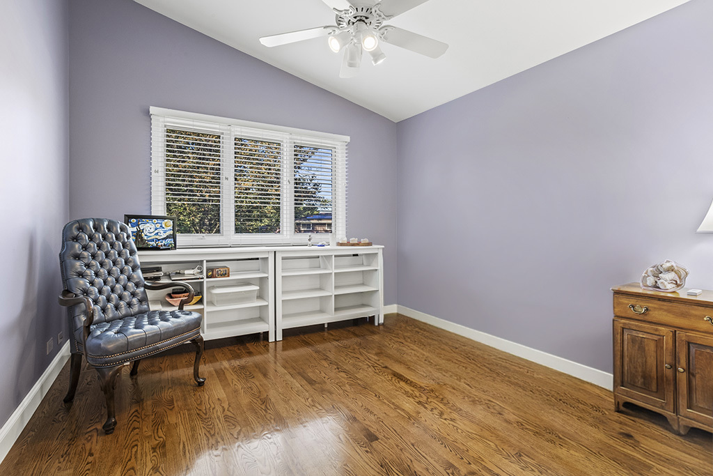 20W270 Pleasantdale Drive, Lemont, IL 60439