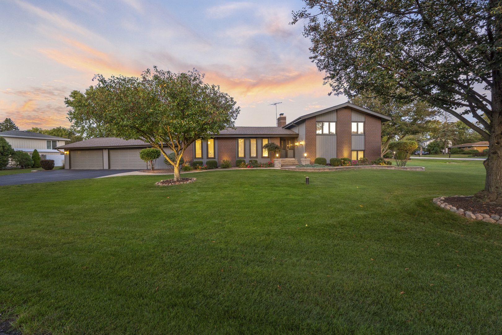 20W270 Pleasantdale Drive, Lemont, IL 60439