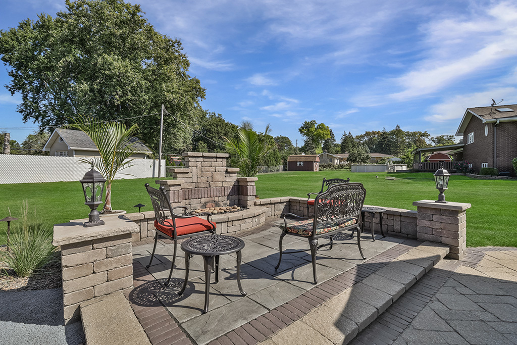 20W270 Pleasantdale Drive, Lemont, IL 60439