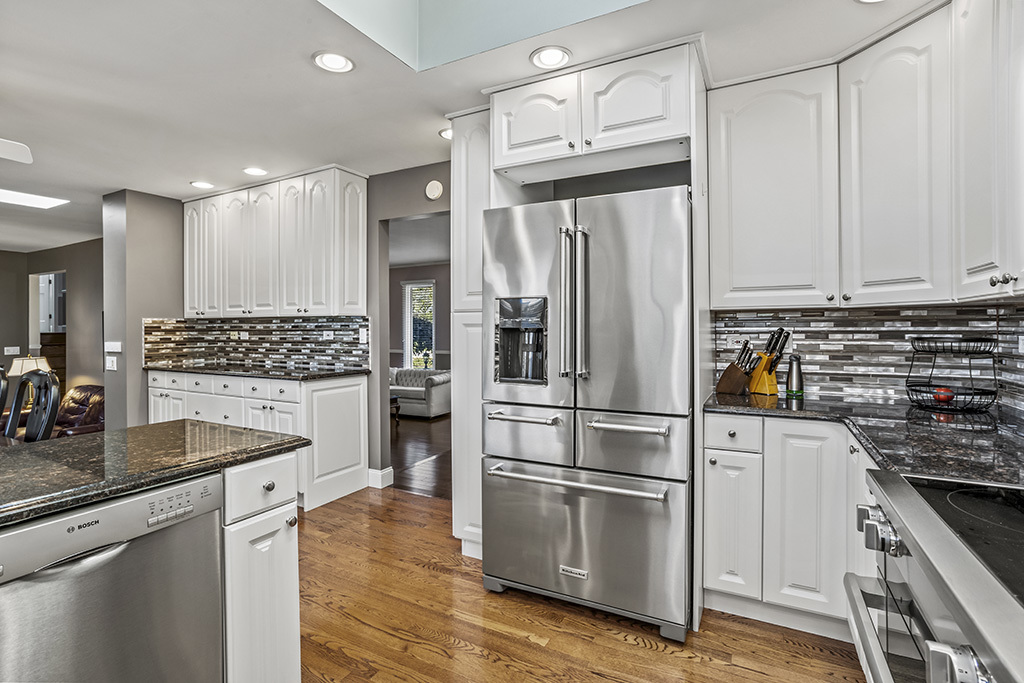 20W270 Pleasantdale Drive, Lemont, IL 60439