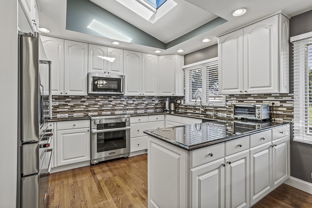 20W270 Pleasantdale Drive, Lemont, IL 60439