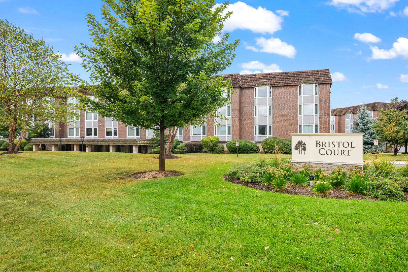 2300 Windsor Mall Court #1F, Park Ridge, IL 60068