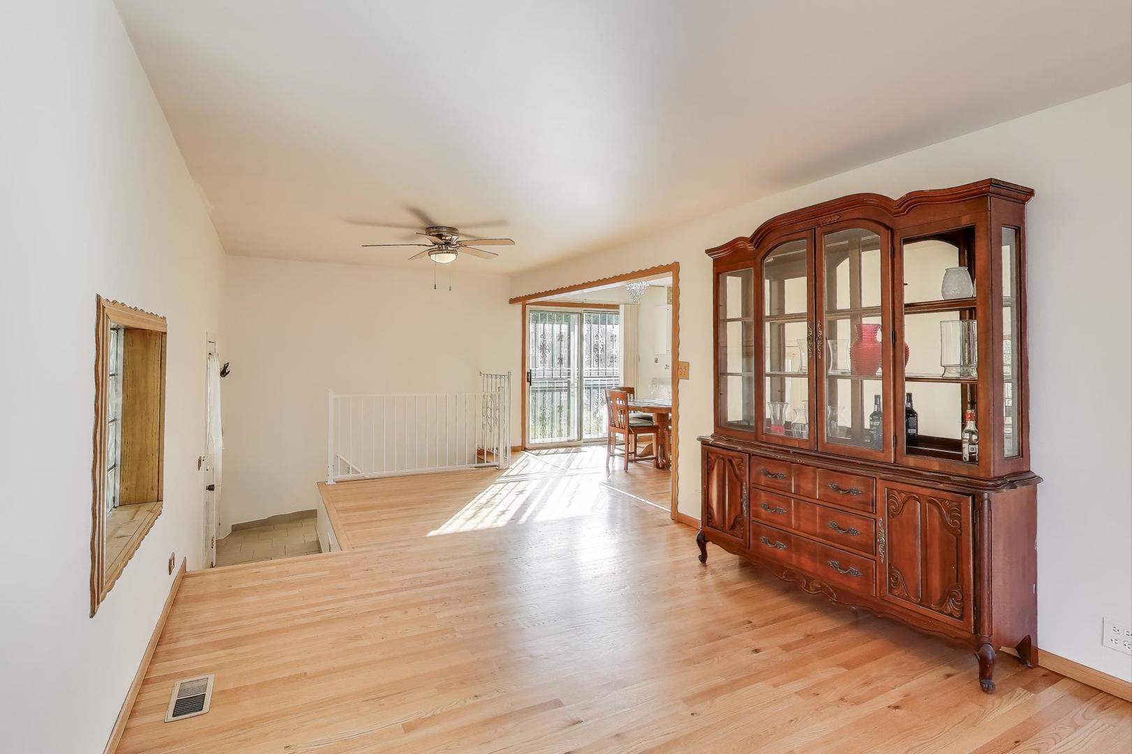 901 S Can Dota Avenue, Mount Prospect, IL 60056