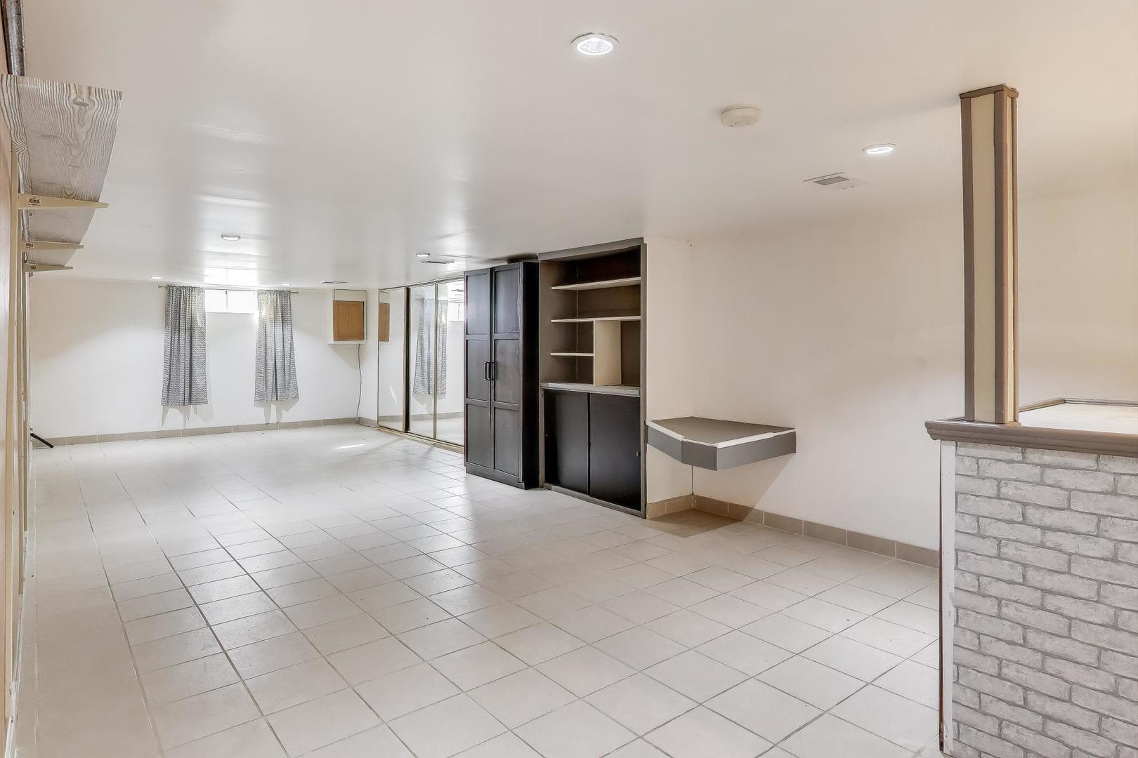 901 S Can Dota Avenue, Mount Prospect, IL 60056