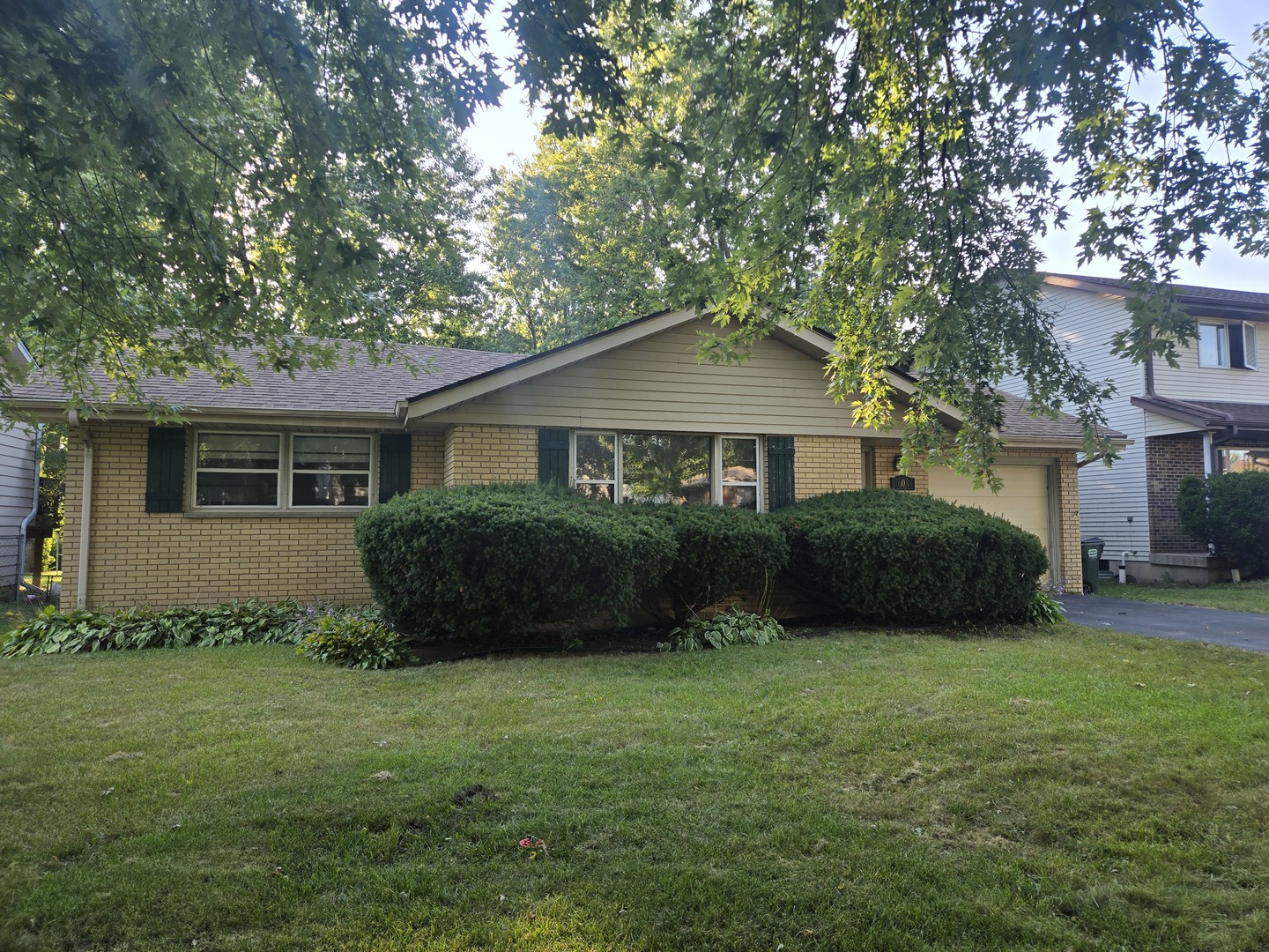 608 Deerpath Drive, Lindenhurst, IL 60046