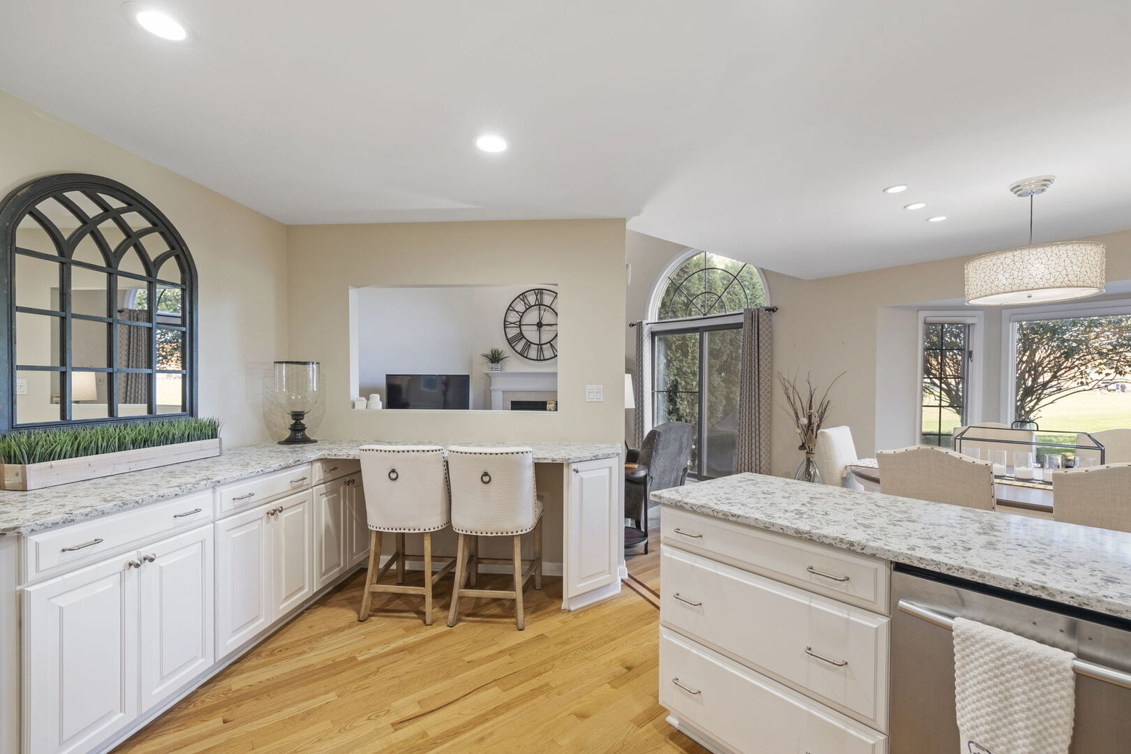 8521 Evergreen Lane, Darien, IL 60561