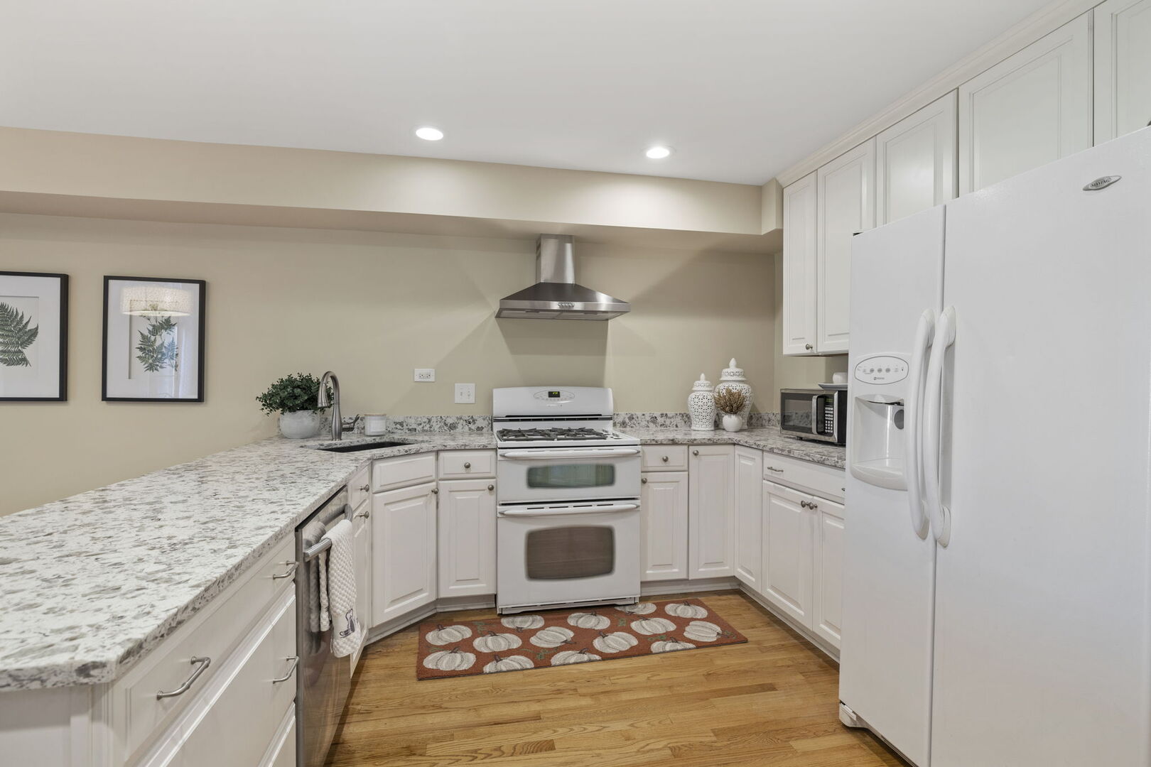 8521 Evergreen Lane, Darien, IL 60561