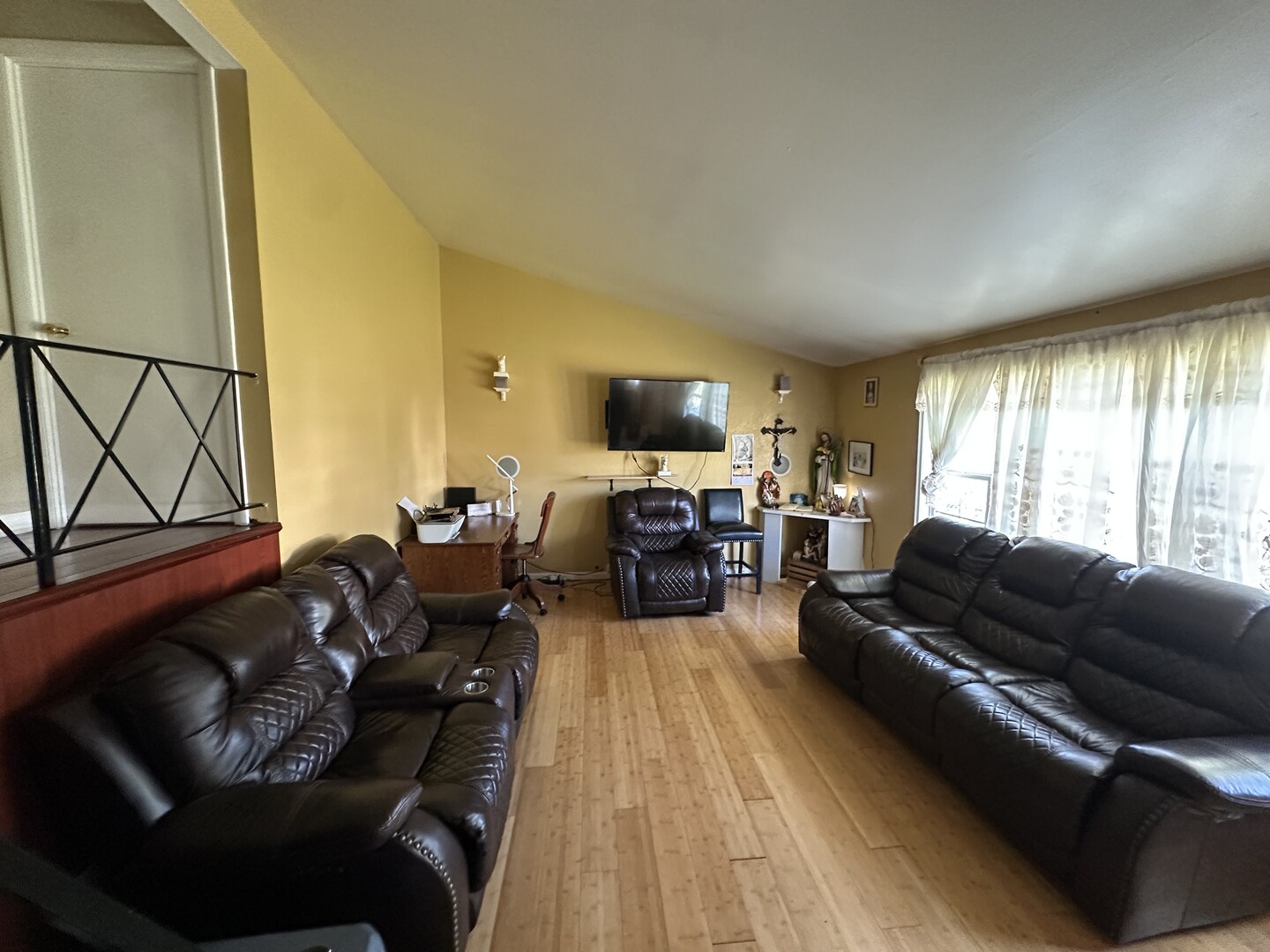 105 Siesta Road, Carpentersville, IL 60110