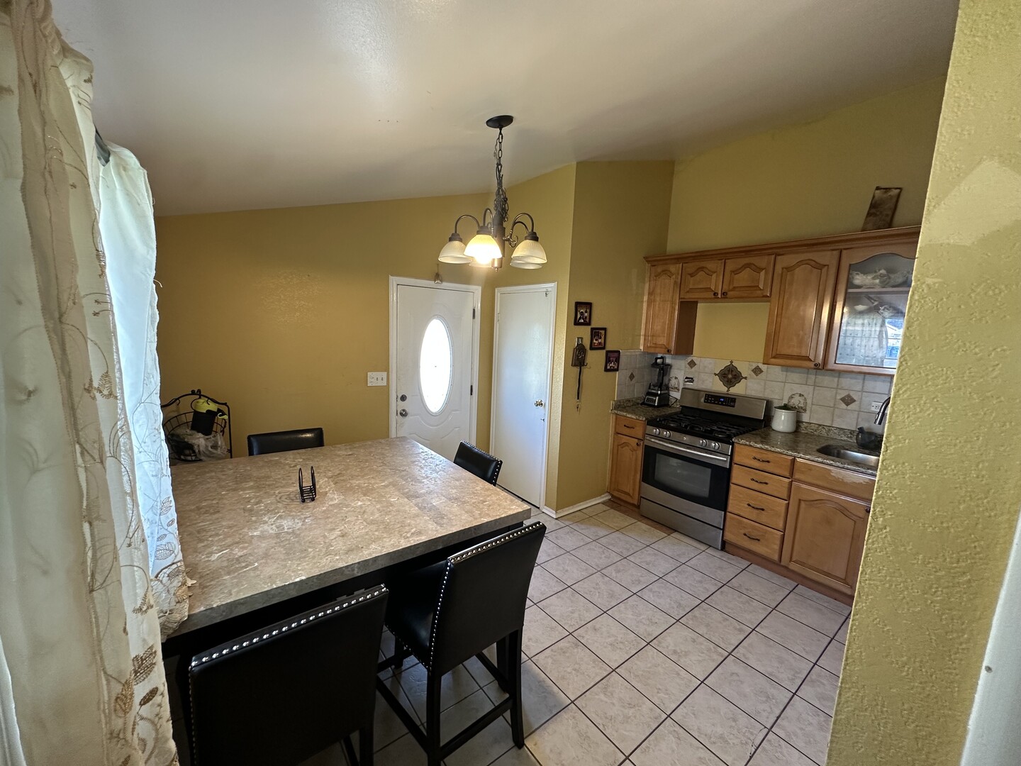 105 Siesta Road, Carpentersville, IL 60110