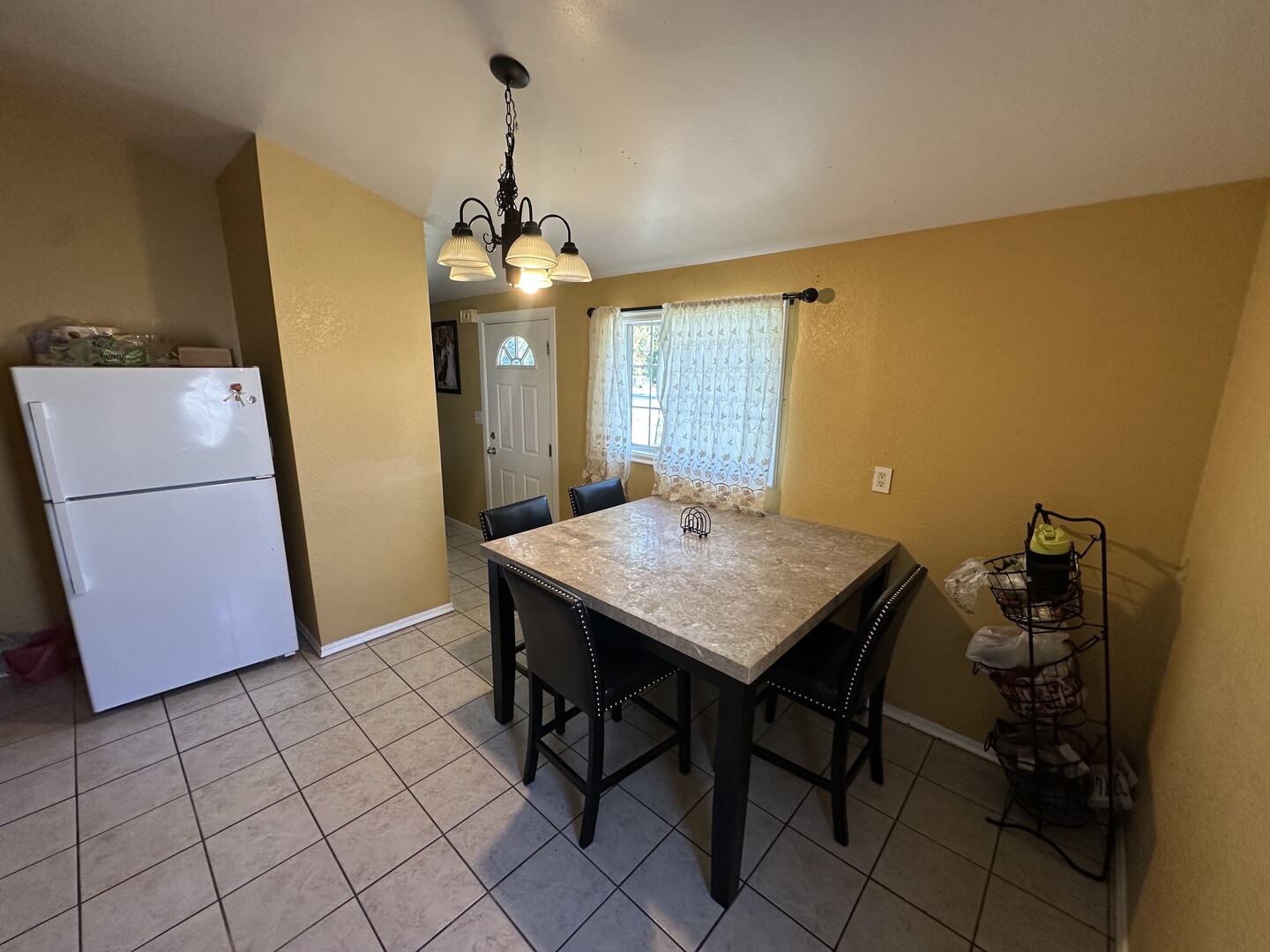 105 Siesta Road, Carpentersville, IL 60110