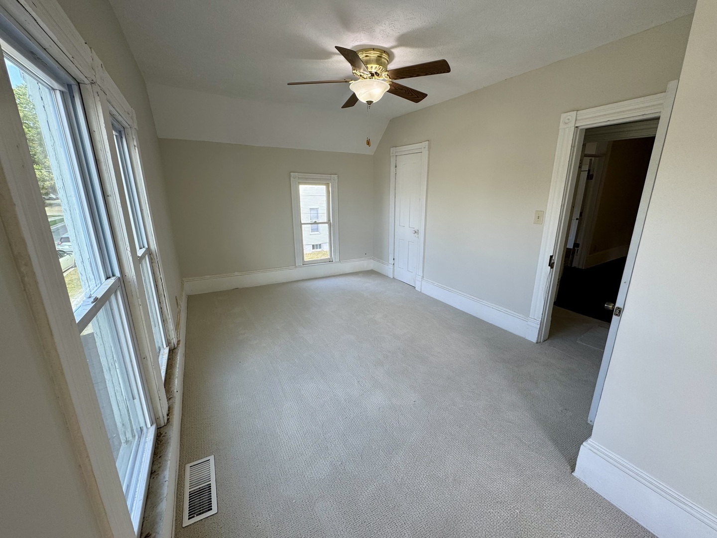 304 S Prairie Street, Bloomington, IL 61701