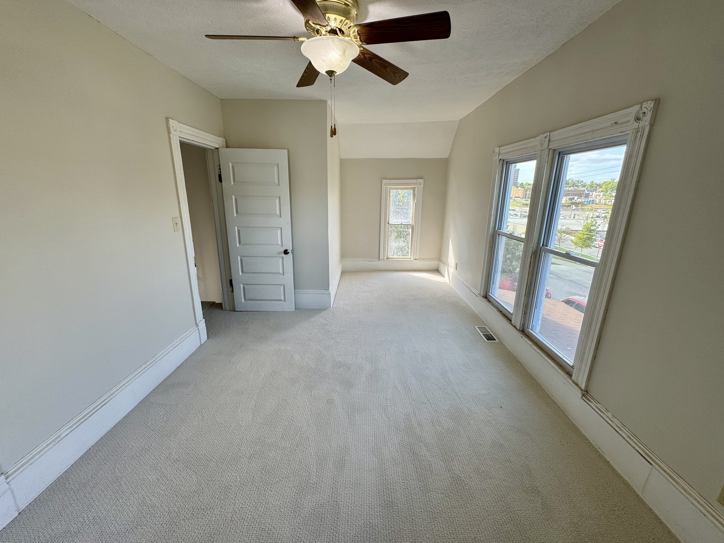 304 S Prairie Street, Bloomington, IL 61701