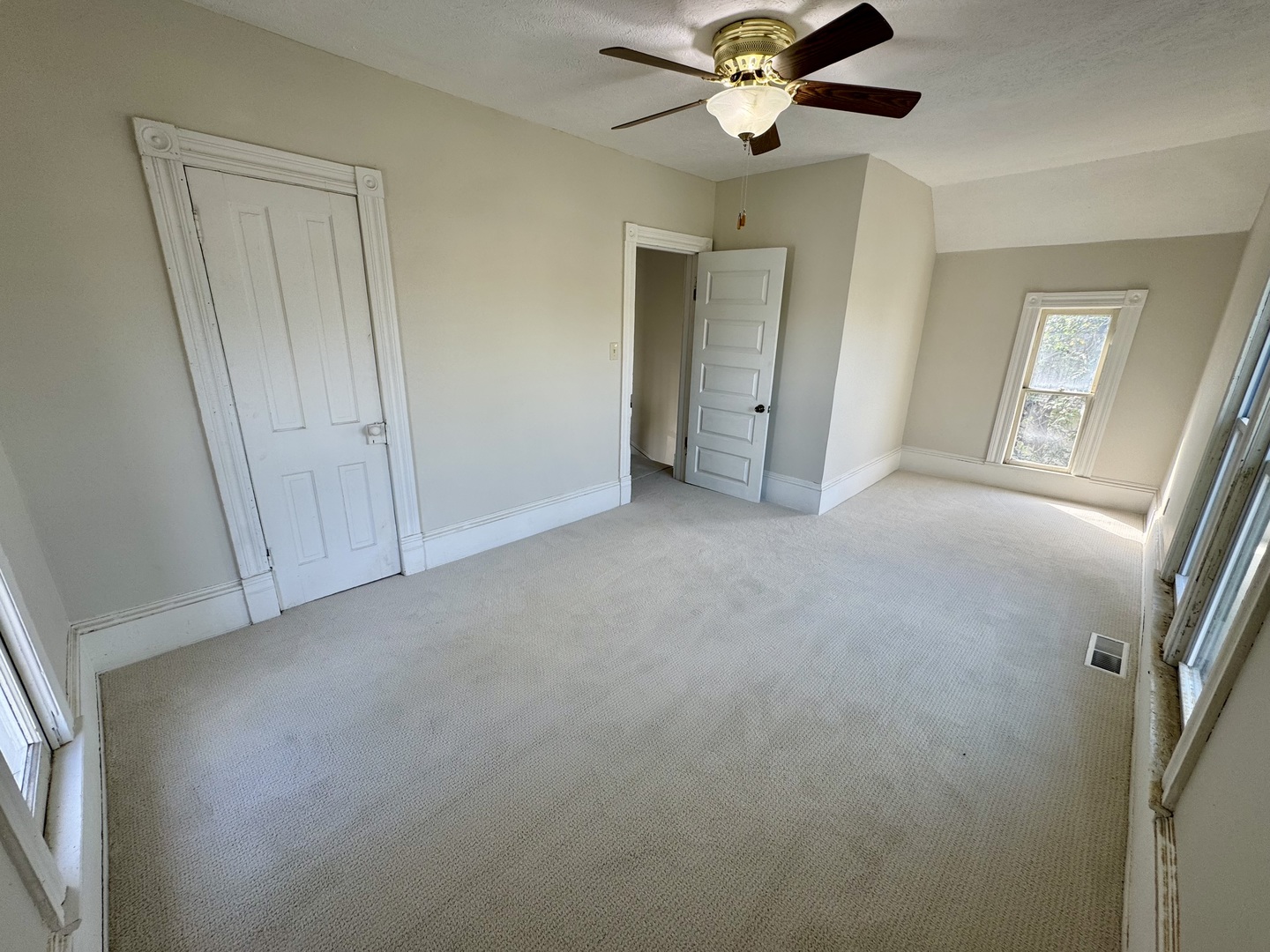 304 S Prairie Street, Bloomington, IL 61701