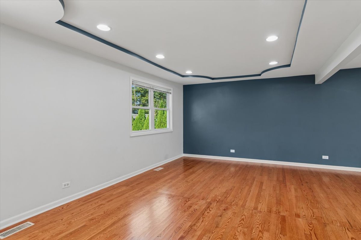 2214 Kingston Drive, Wheaton, IL 60189