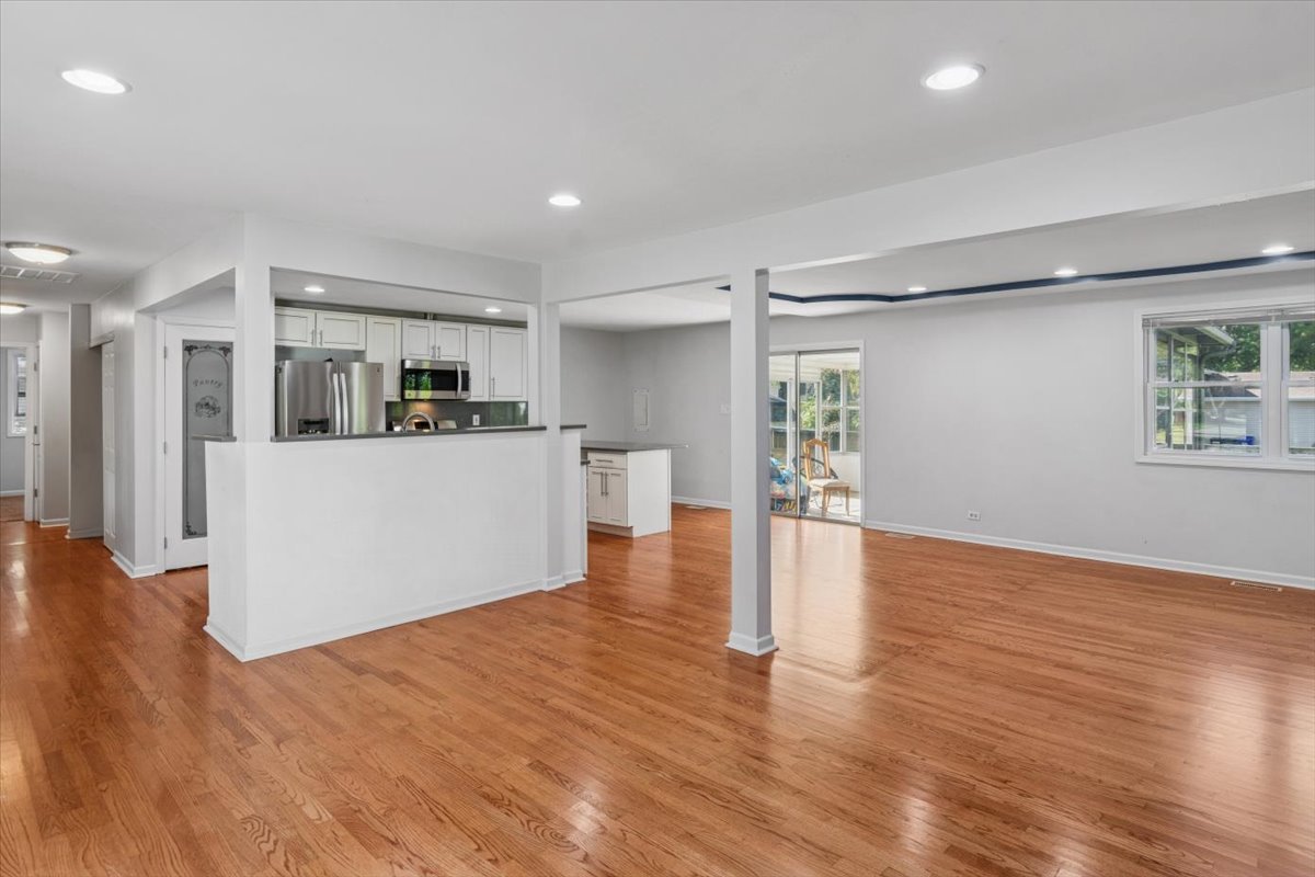 2214 Kingston Drive, Wheaton, IL 60189