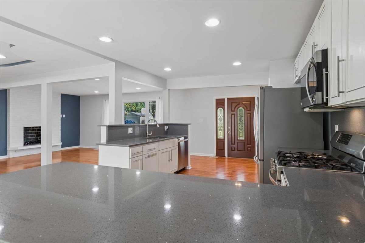 2214 Kingston Drive, Wheaton, IL 60189