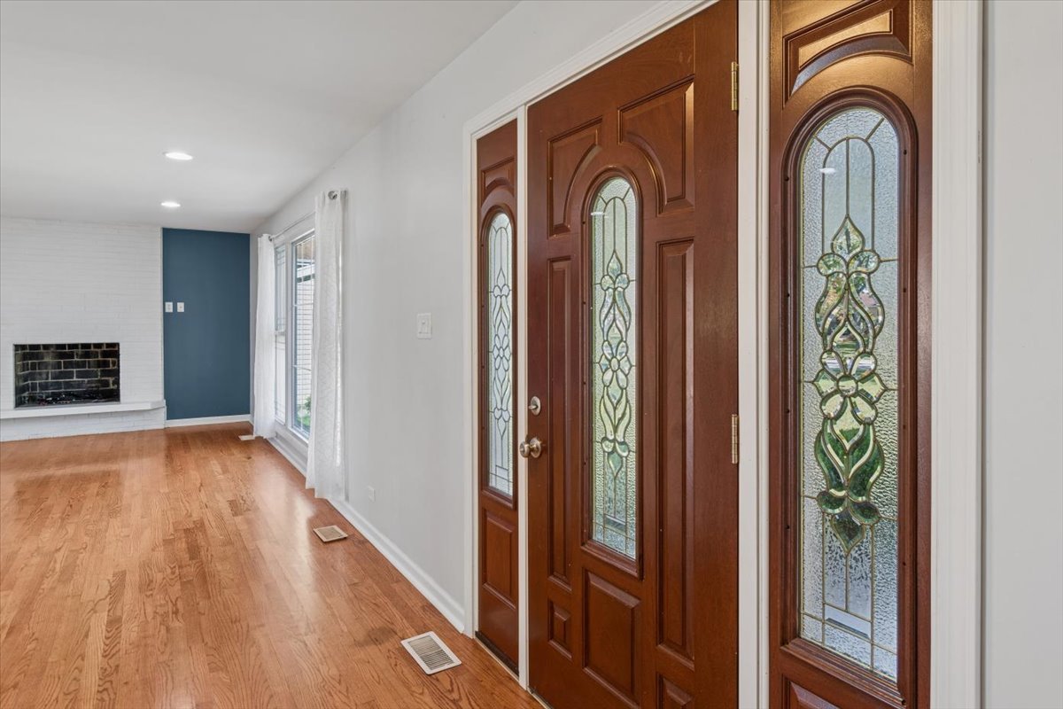 2214 Kingston Drive, Wheaton, IL 60189