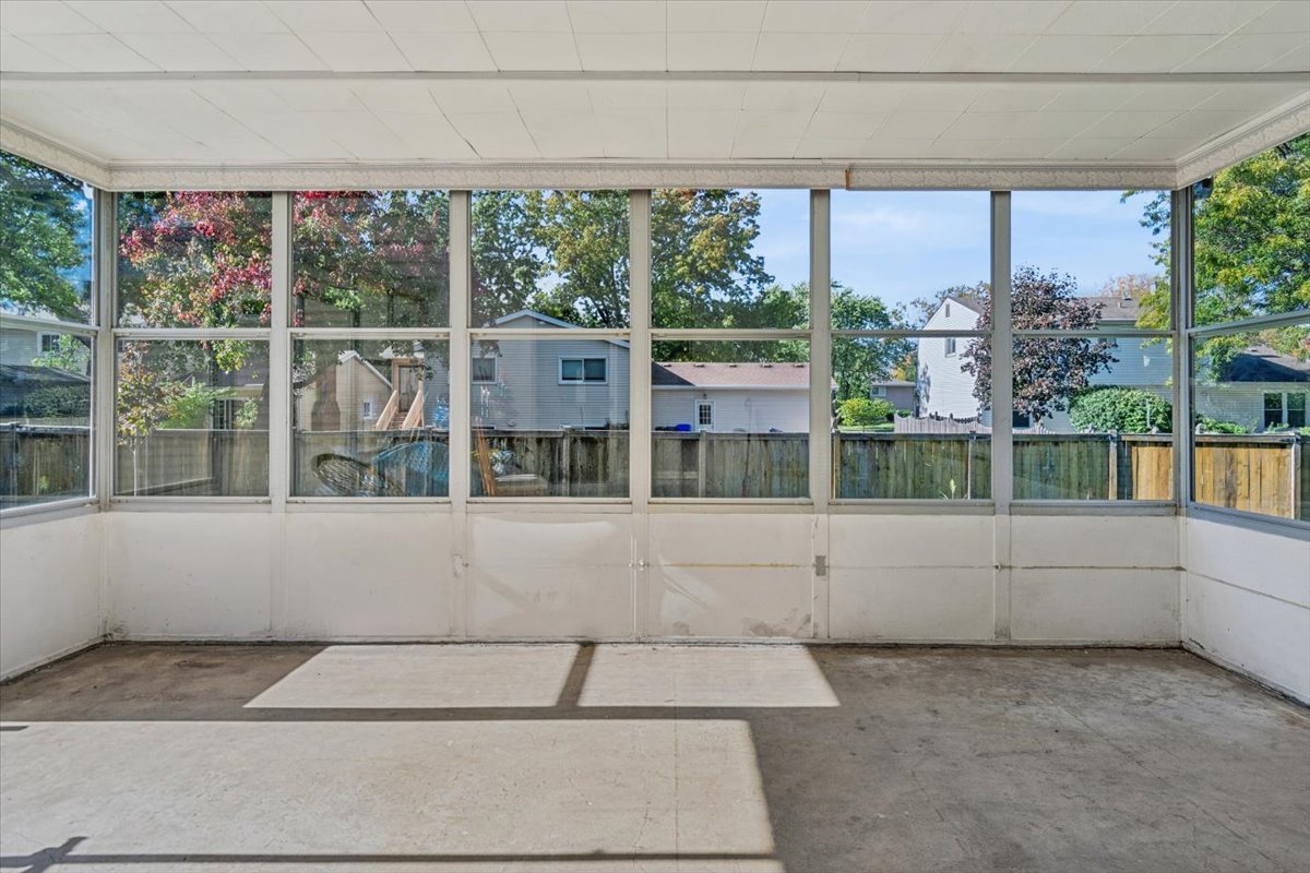 2214 Kingston Drive, Wheaton, IL 60189