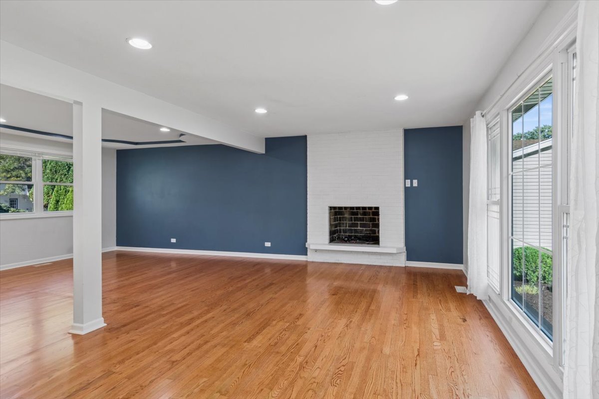 2214 Kingston Drive, Wheaton, IL 60189