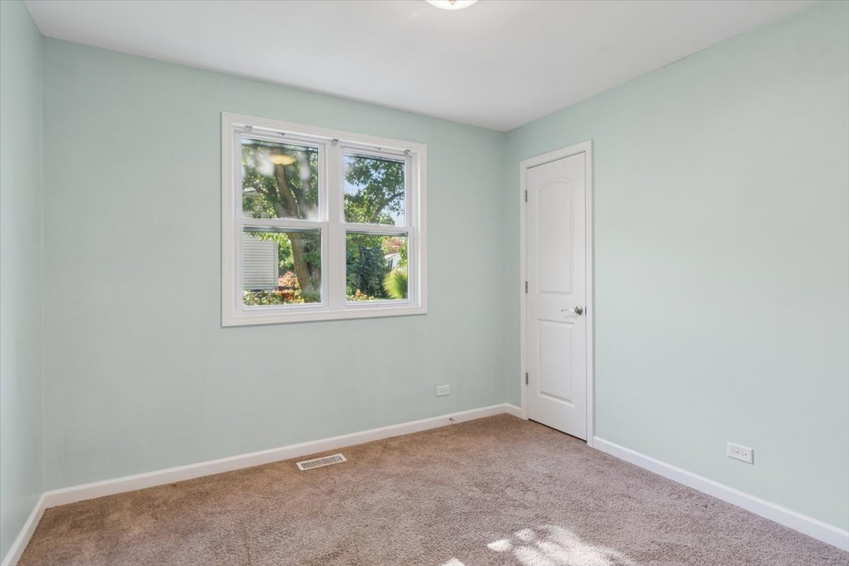 2214 Kingston Drive, Wheaton, IL 60189