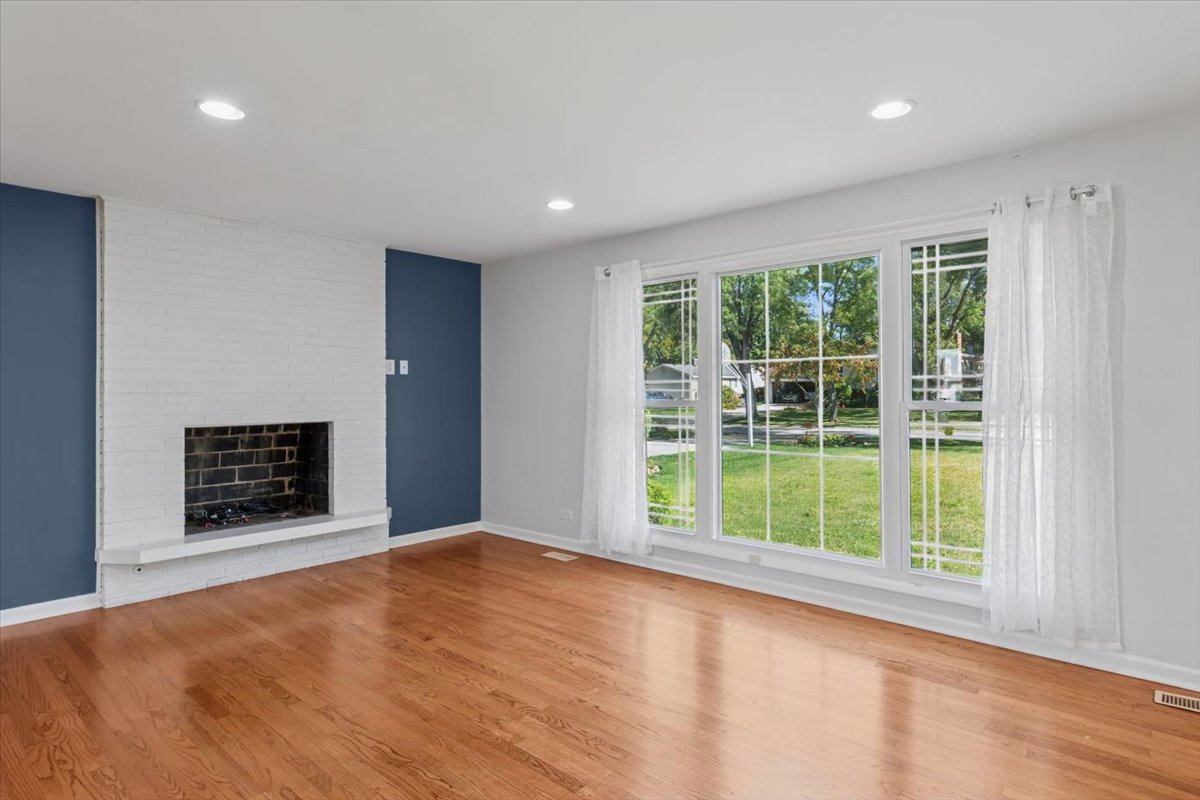 2214 Kingston Drive, Wheaton, IL 60189