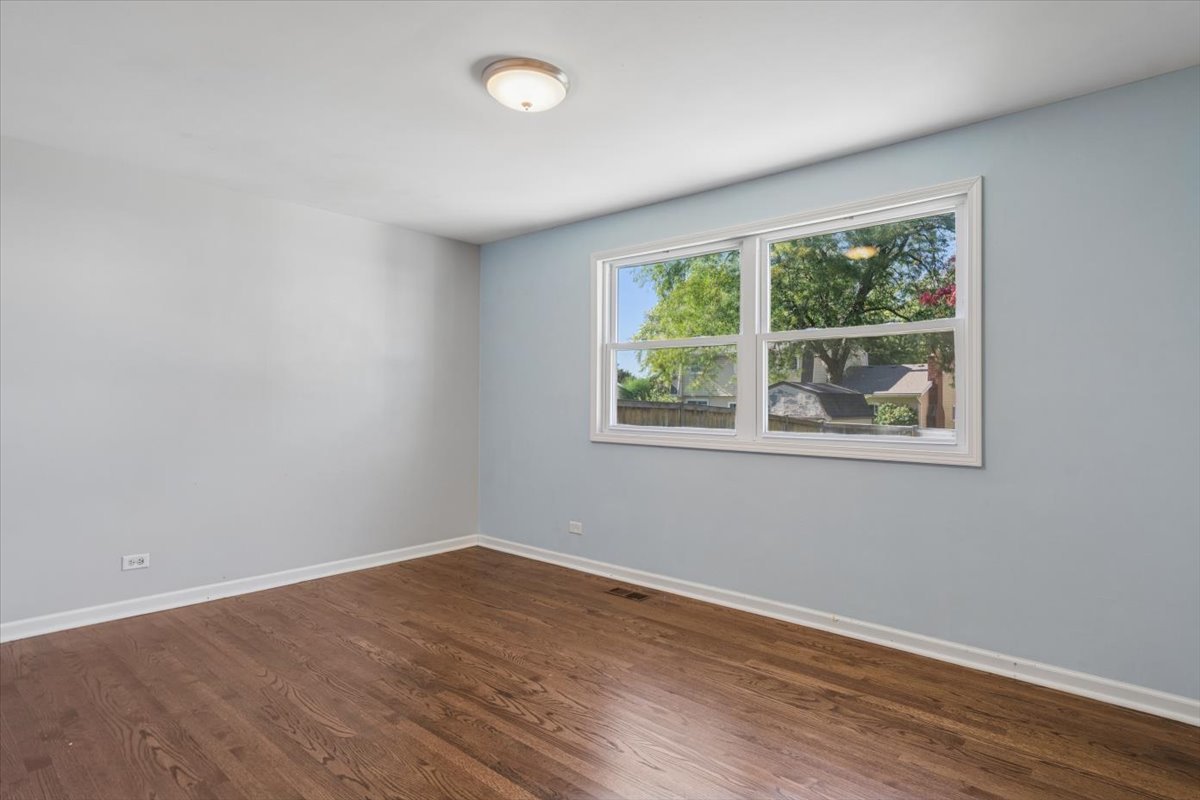 2214 Kingston Drive, Wheaton, IL 60189