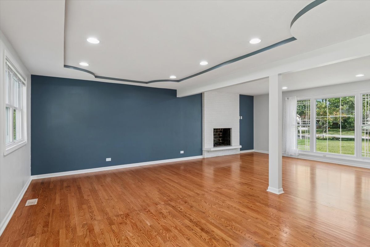 2214 Kingston Drive, Wheaton, IL 60189