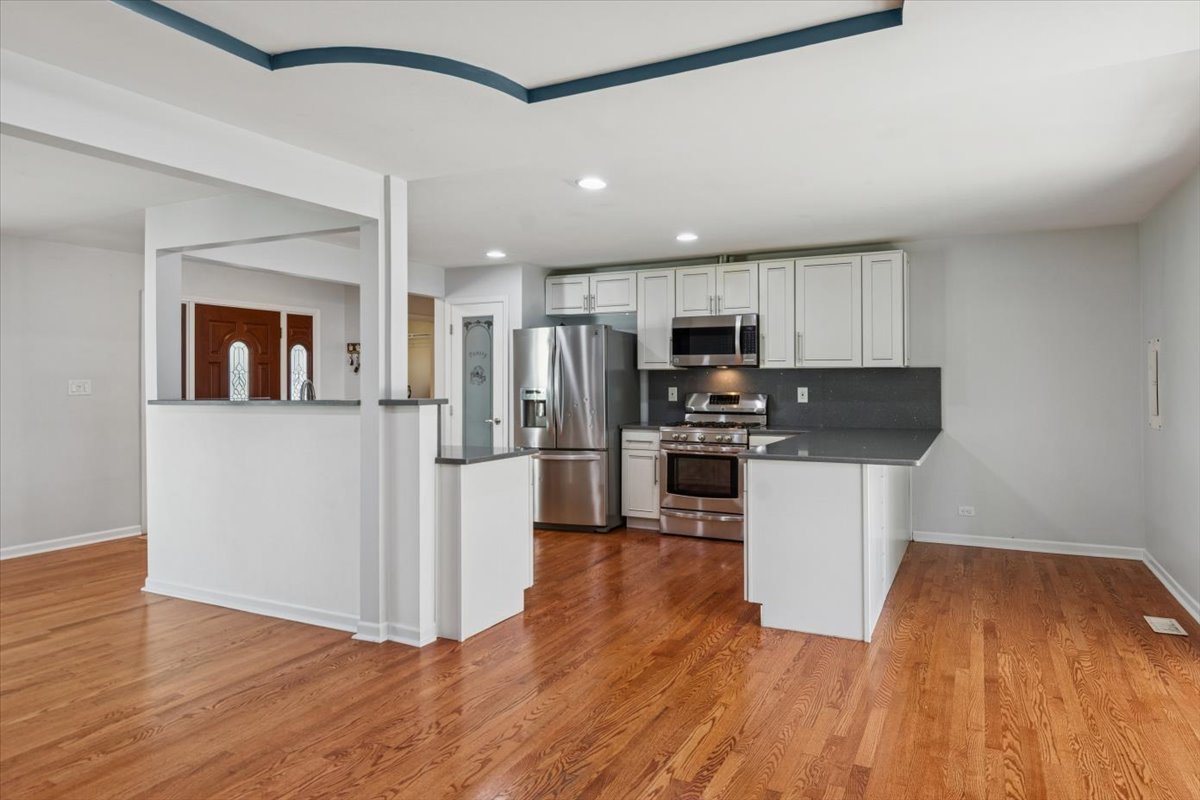 2214 Kingston Drive, Wheaton, IL 60189