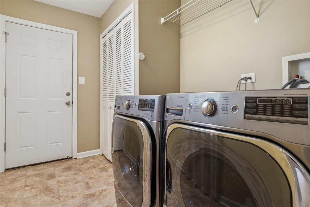 2214 Kingston Drive, Wheaton, IL 60189