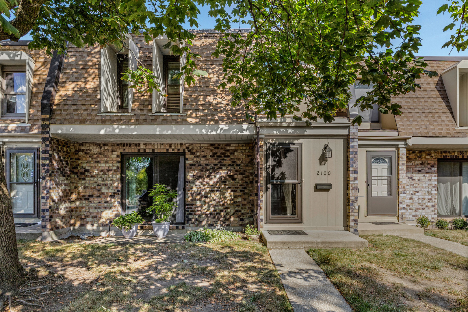 2100 Country Club Drive, Woodridge, IL 60517