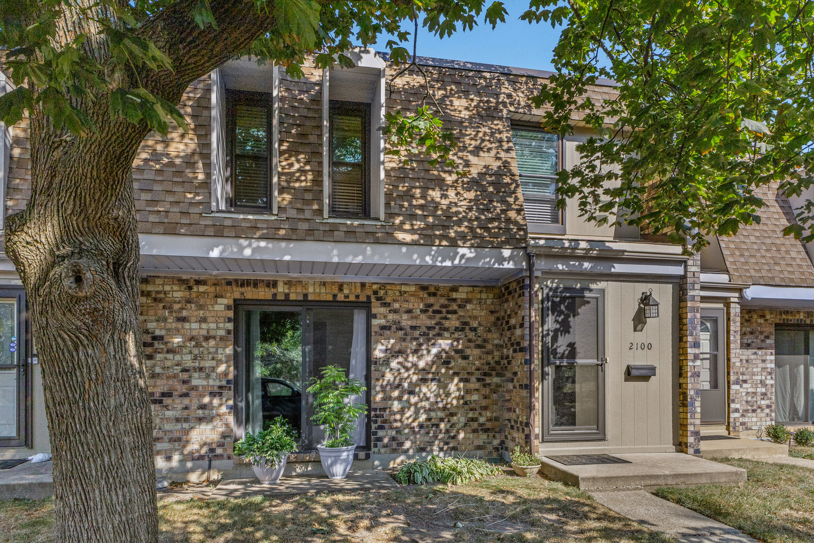2100 Country Club Drive, Woodridge, IL 60517