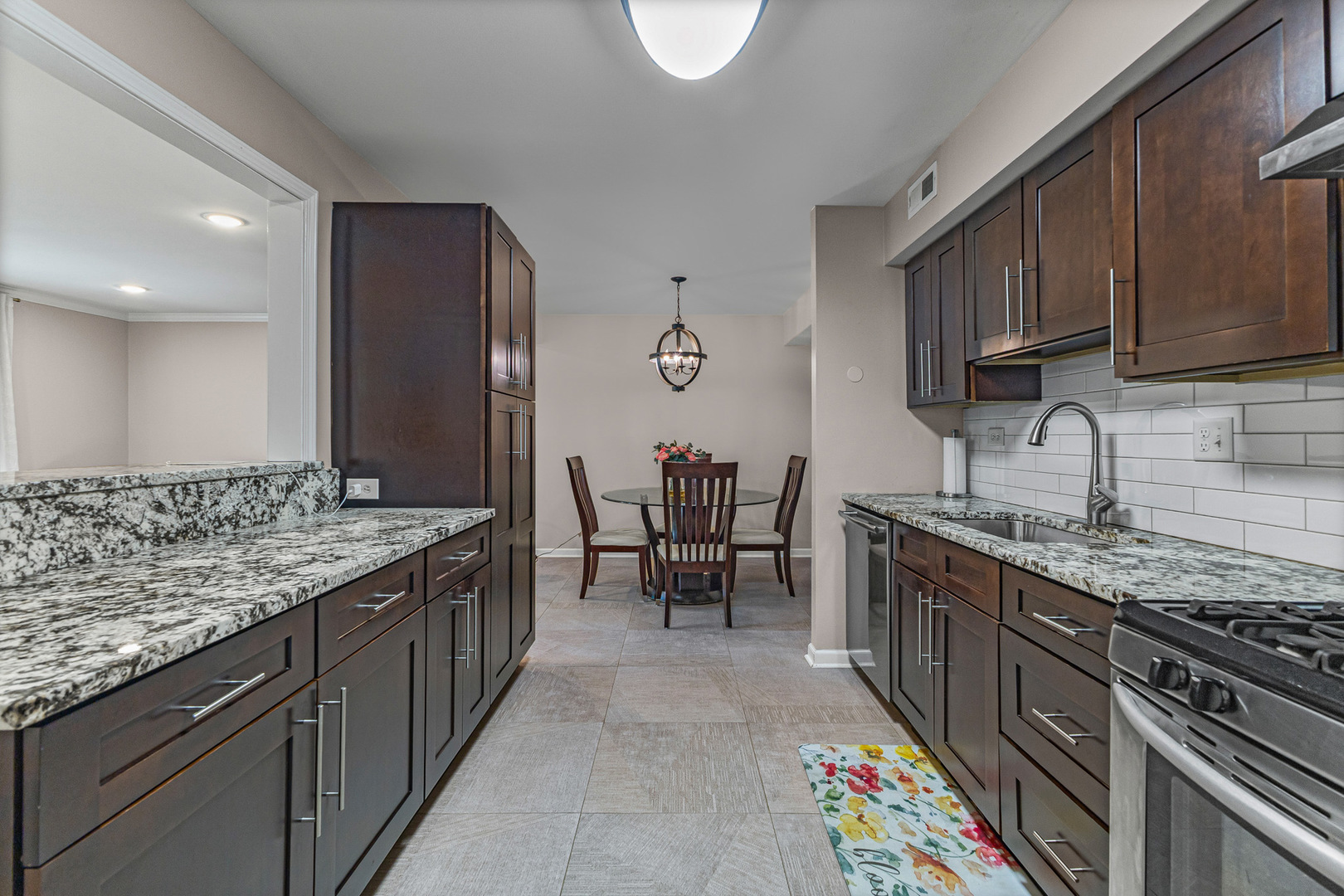 2100 Country Club Drive, Woodridge, IL 60517