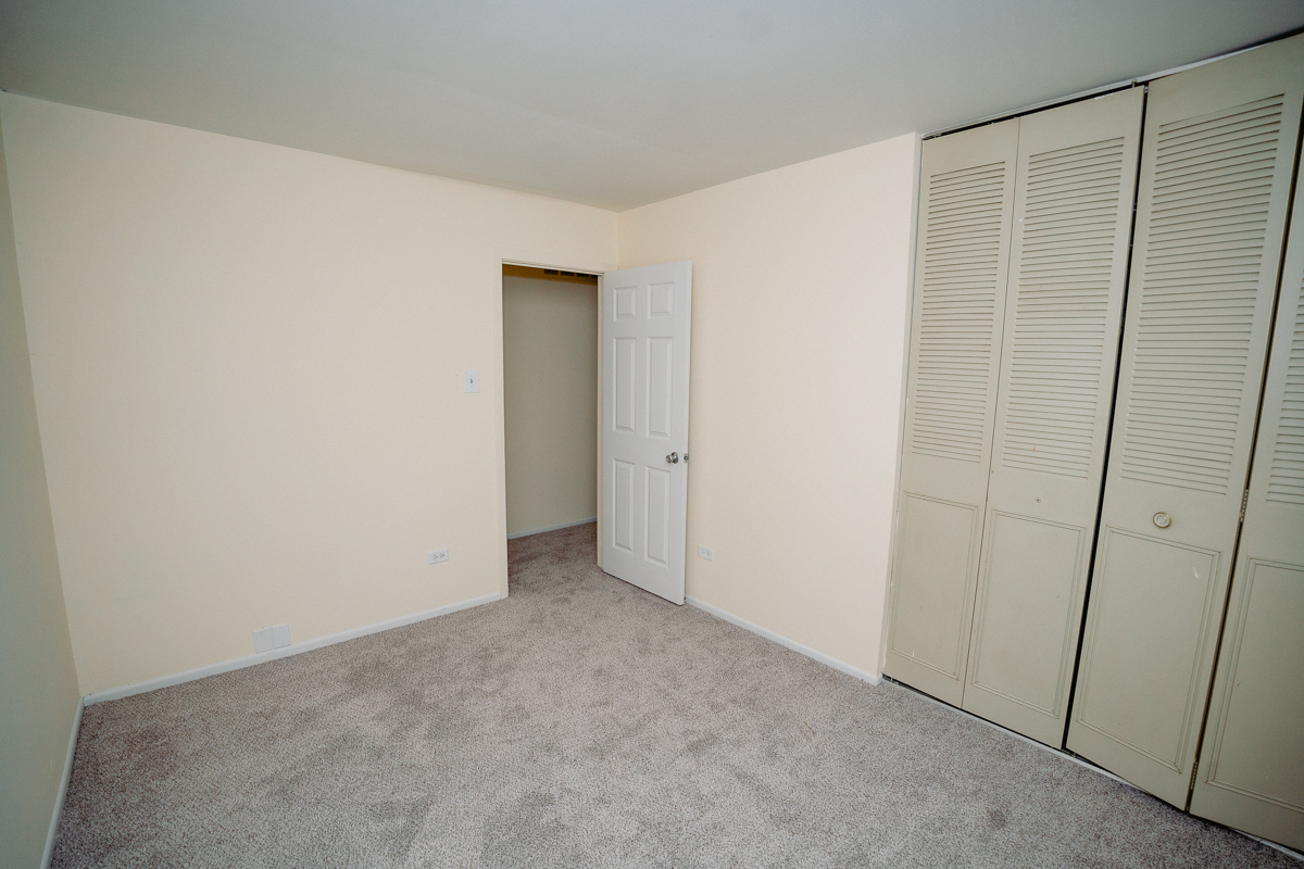 1221 Cedarwood Drive #F, Crest Hill, IL 60403