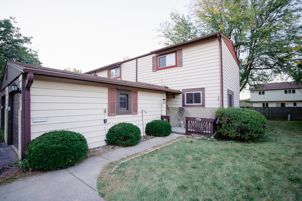 1221 Cedarwood Drive #F, Crest Hill, IL 60403