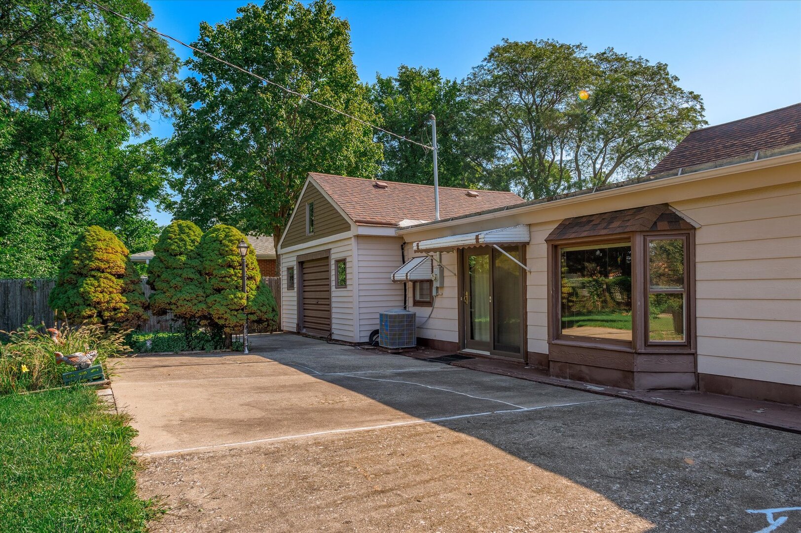 9100 Lynwood Drive, Oak Lawn, IL 60453