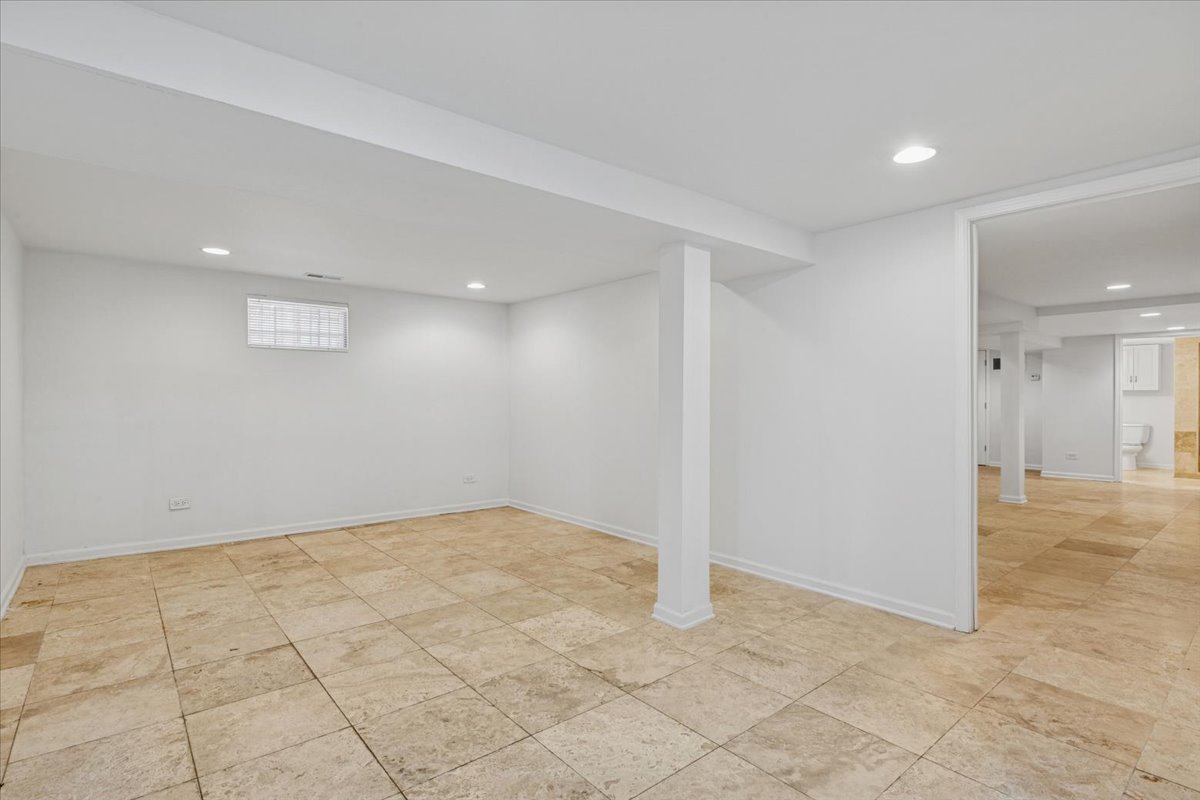 7725 W Myrtle Avenue, Chicago, IL 60631