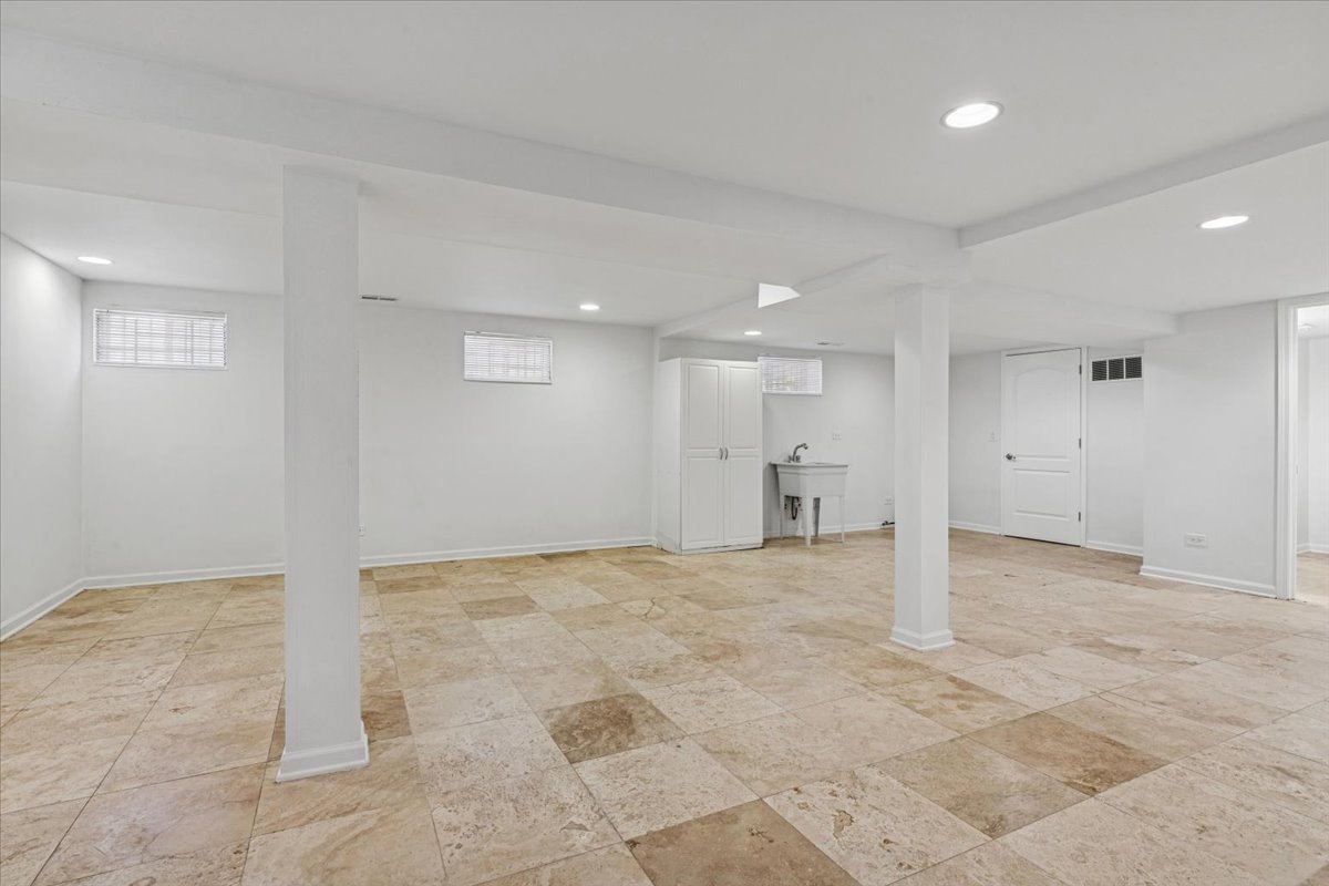 7725 W Myrtle Avenue, Chicago, IL 60631