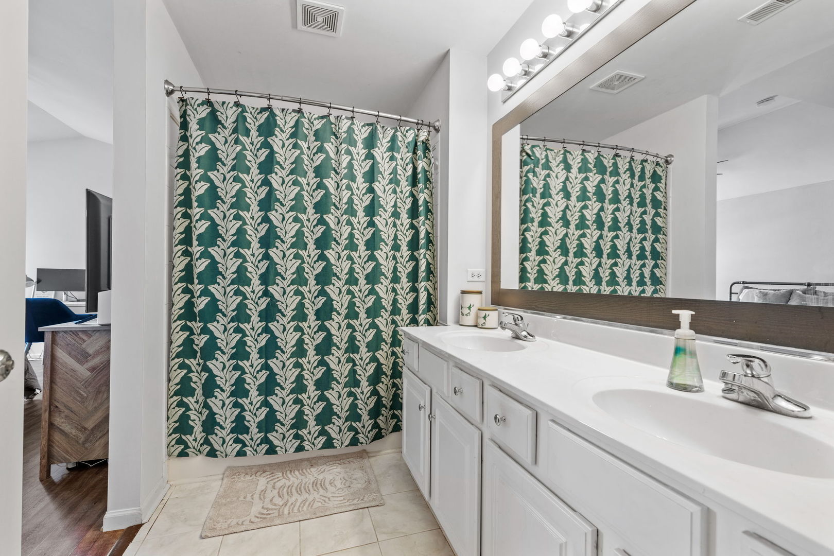 21543 EICH Drive, Crest Hill, IL 60403