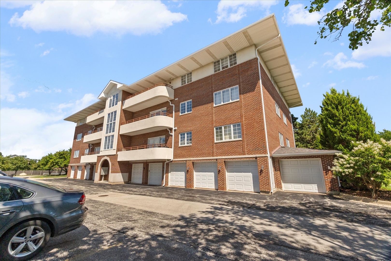 714 W 63rd Street #202, Westmont, IL 60559