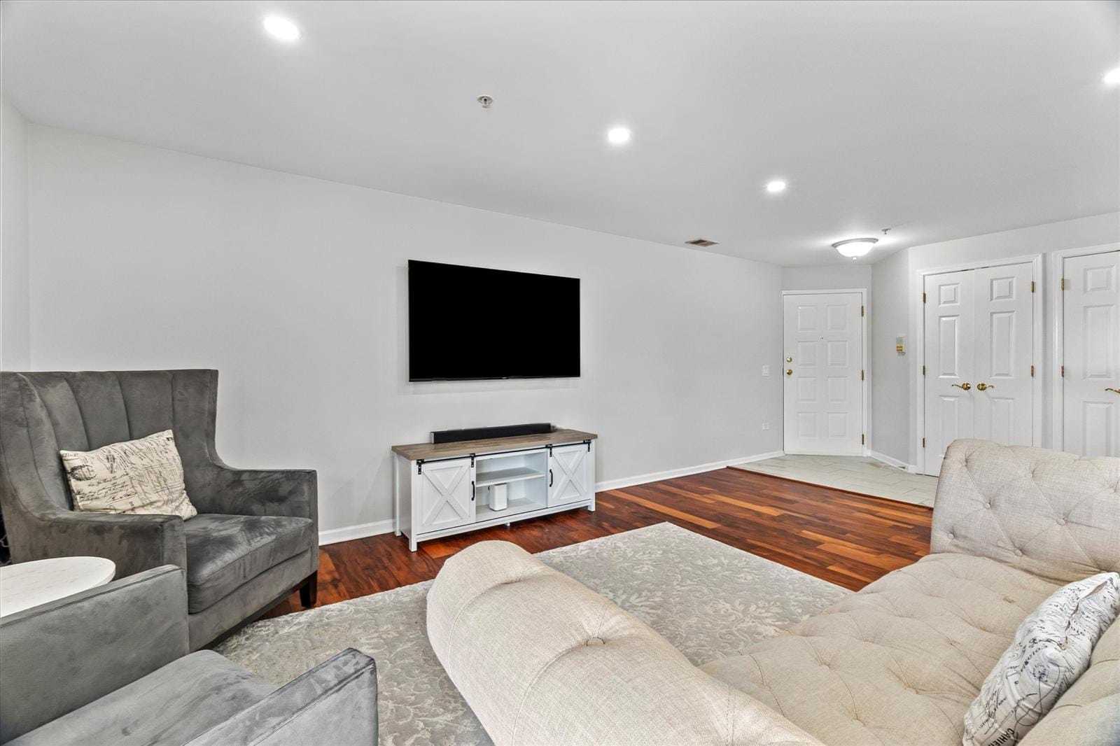 714 W 63rd Street #202, Westmont, IL 60559