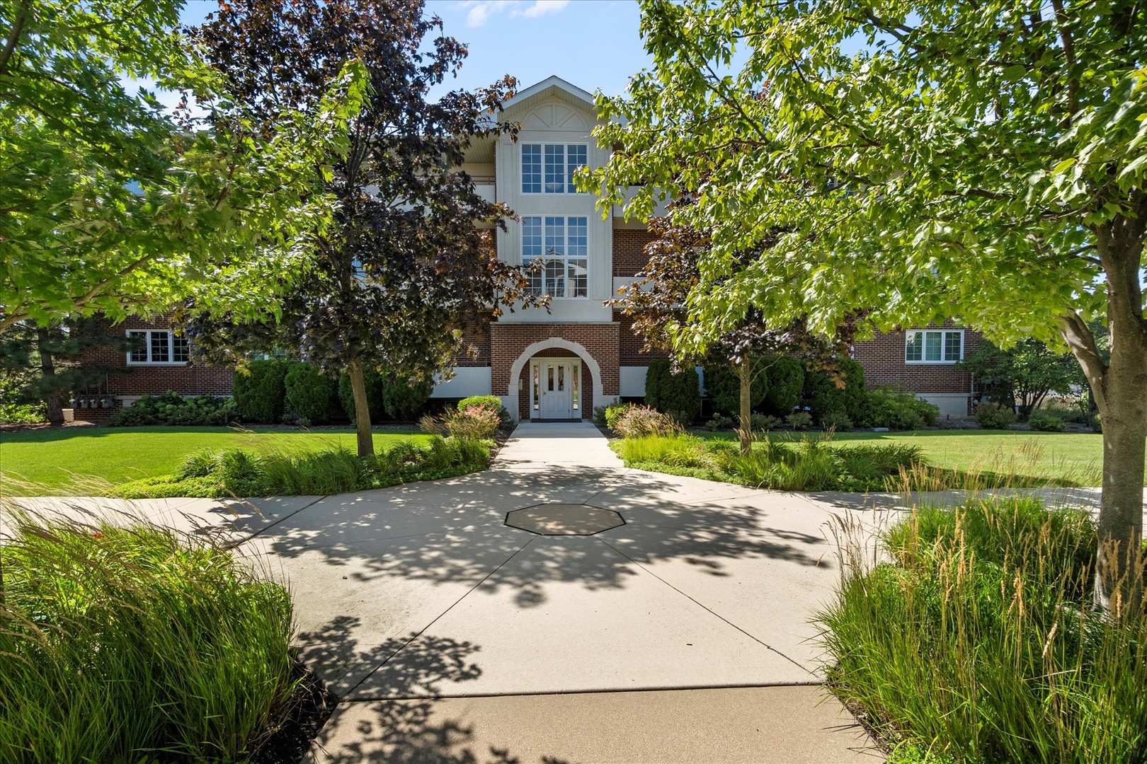 714 W 63rd Street #202, Westmont, IL 60559