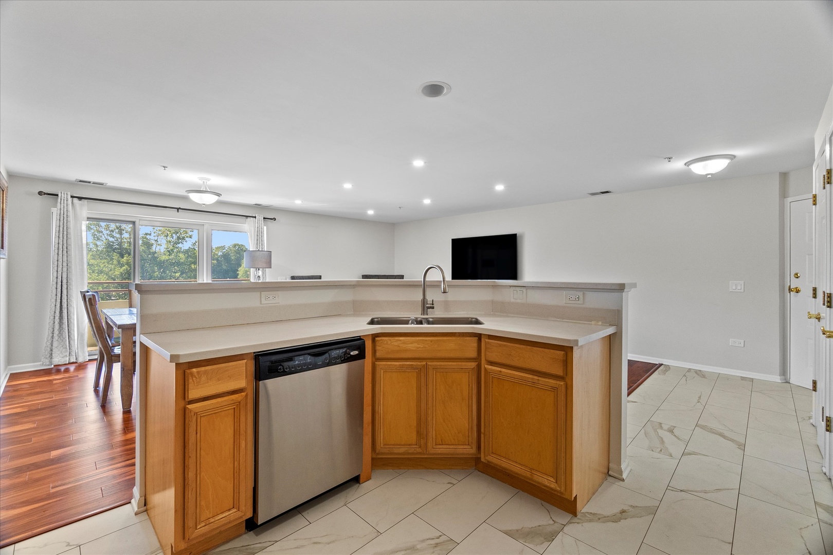 714 W 63rd Street #202, Westmont, IL 60559